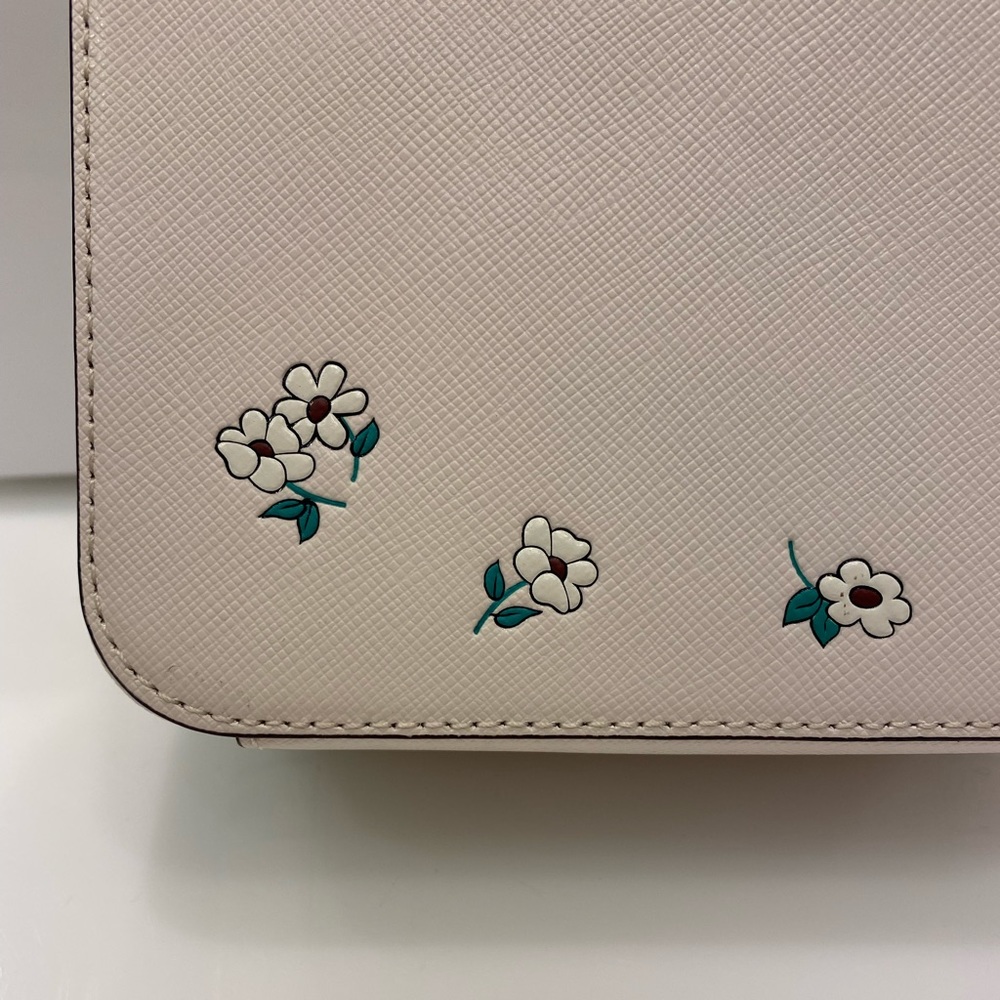 ♠️Kate Spade X Disney Tigger Vanity Daisy Crossbody Bag Parchment NWT - Picture 5 of 12